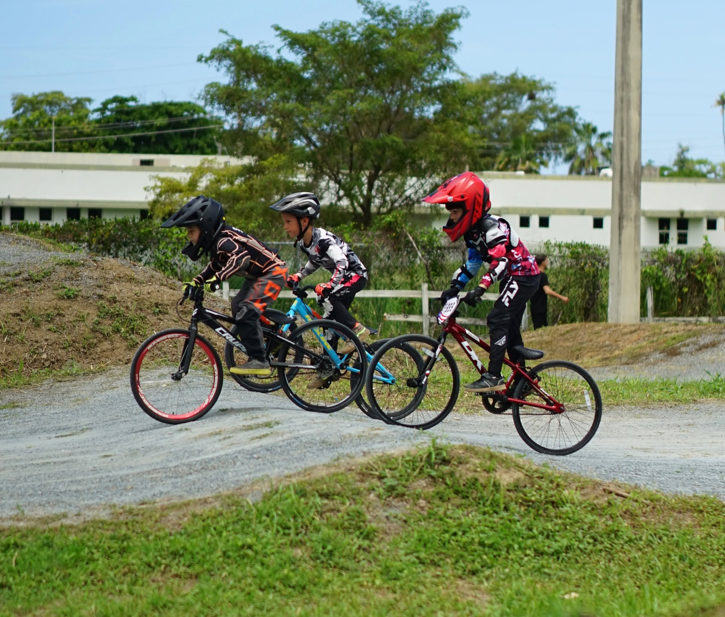 Grupo de riders compitiendo en recta