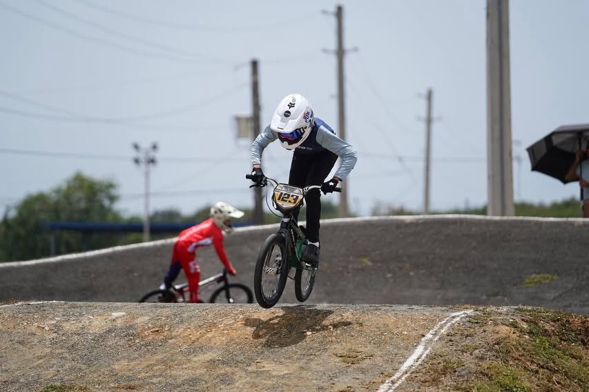 Rider en plena acción de BMX Racing