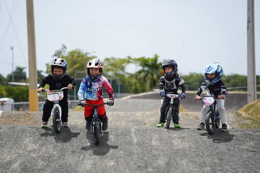 Familia compartiendo en evento de BMX