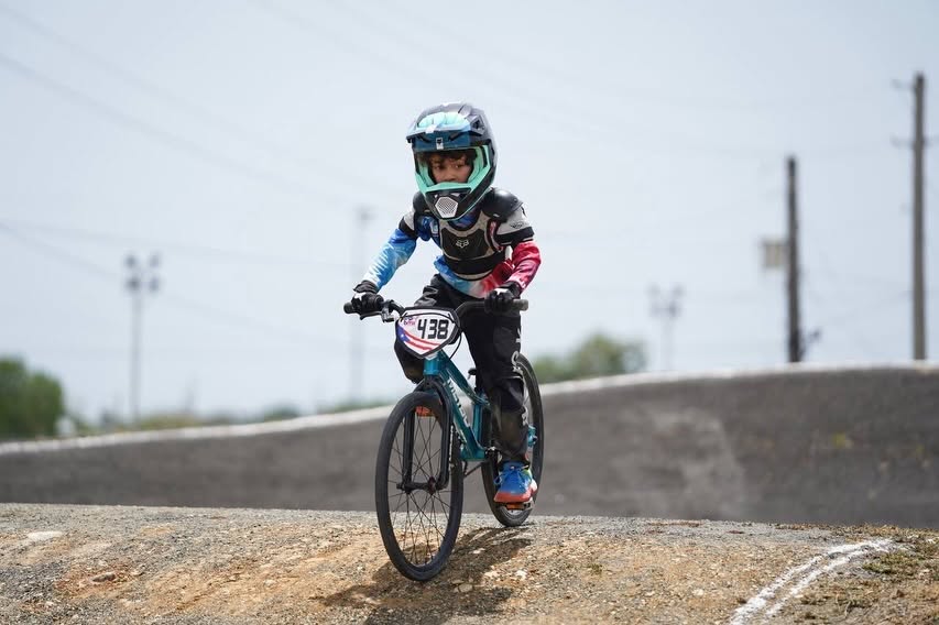 Competidor cruzando obstáculo
